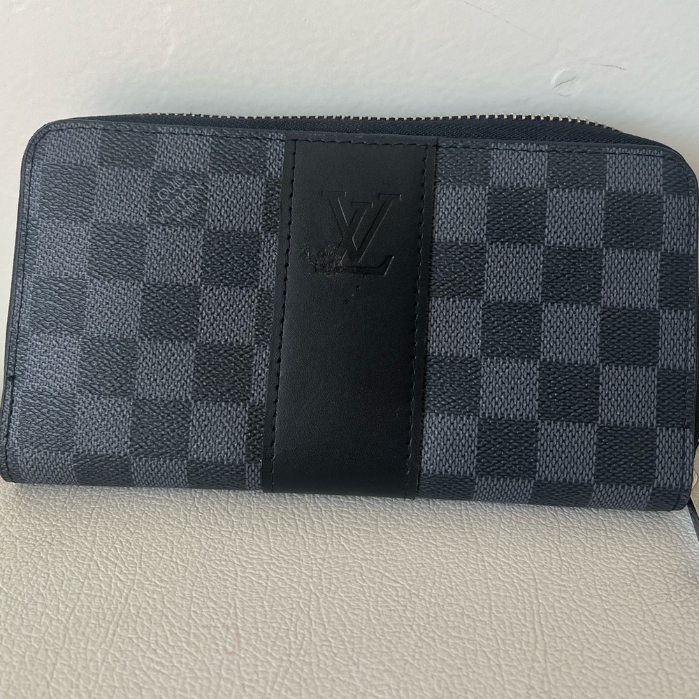 Louis Vuitton Damier Graphite Leather Zippy Wallet